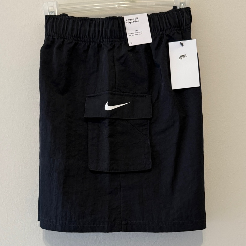 Nike Sportswear Essential Women's Woven High-Rise Shorts Size M Black DM6247-010 - Picture 2 of 13